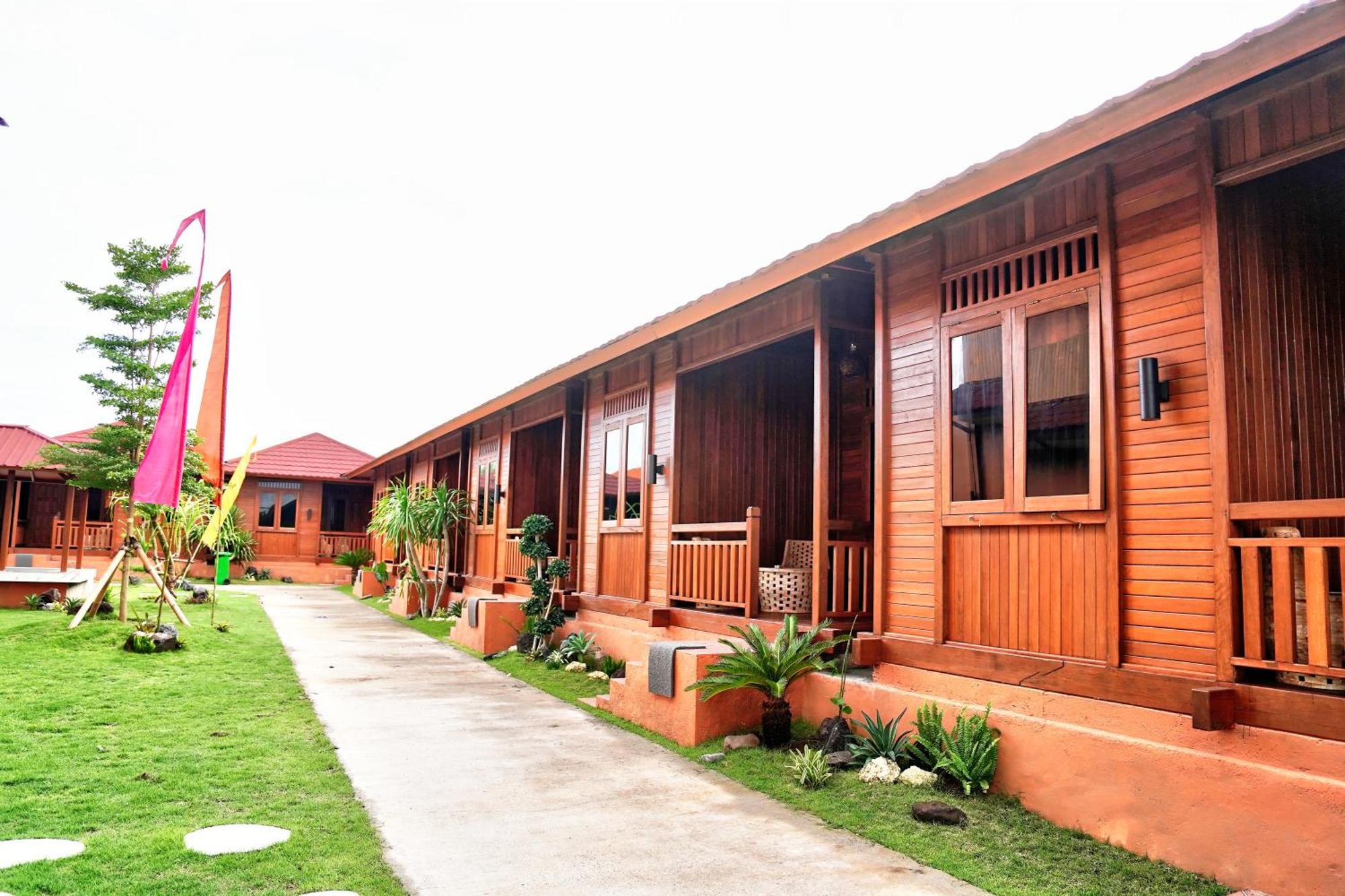 Newly Constructed Serene Timber Retreat! Perfect Location For Long Term Wisma tamu Nusa Dua (Bali)