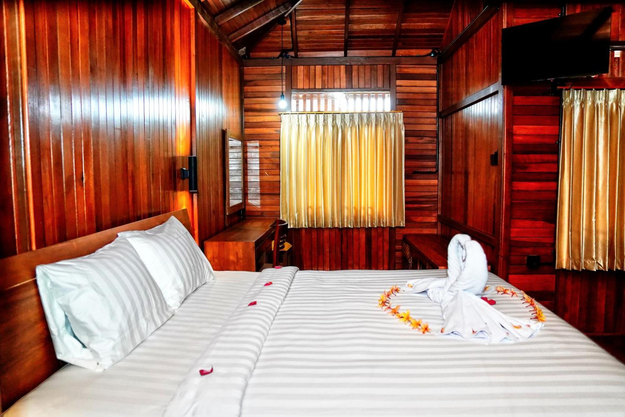 Wisma tamu Newly Constructed Serene Timber Retreat! Perfect Location For Long Term Nusa Dua (Bali)