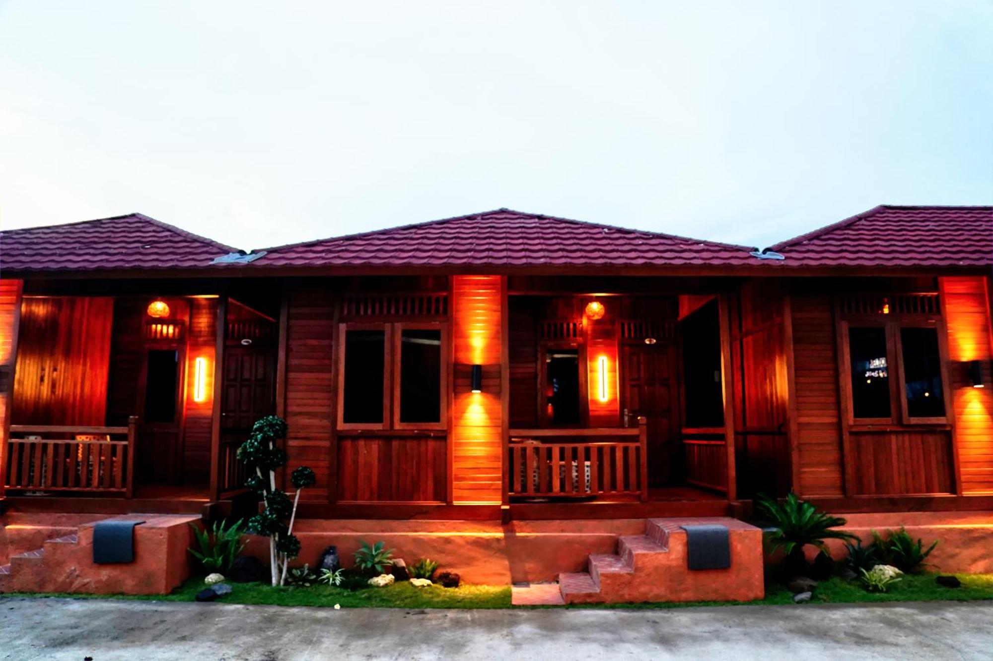 Newly Constructed Serene Timber Retreat! Perfect Location For Long Term *