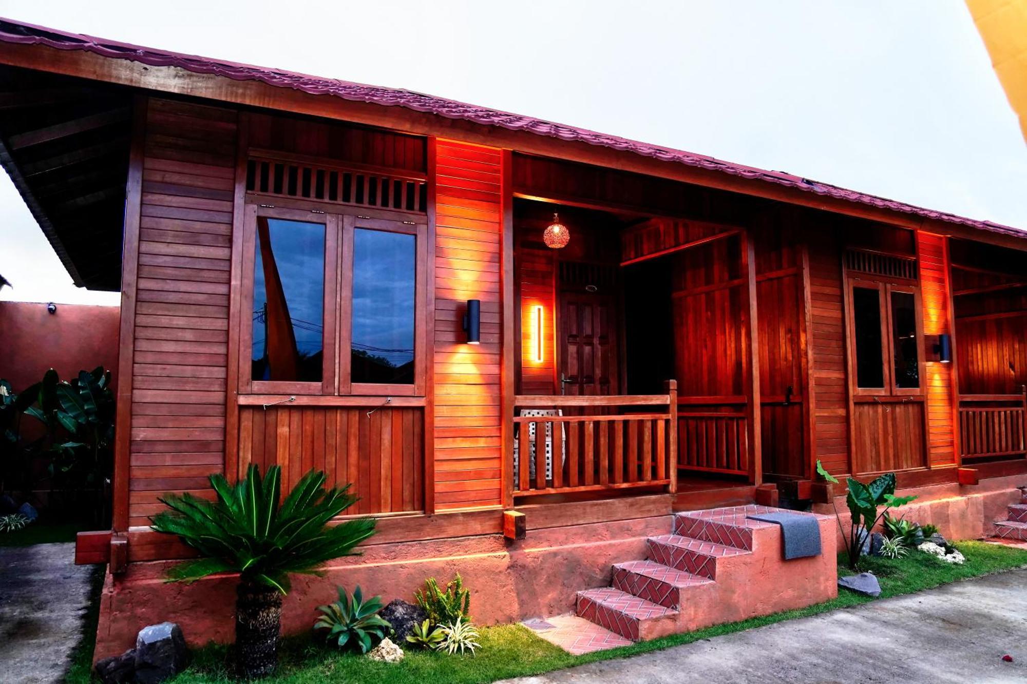 Wisma tamu Newly Constructed Serene Timber Retreat! Perfect Location For Long Term Nusa Dua (Bali)