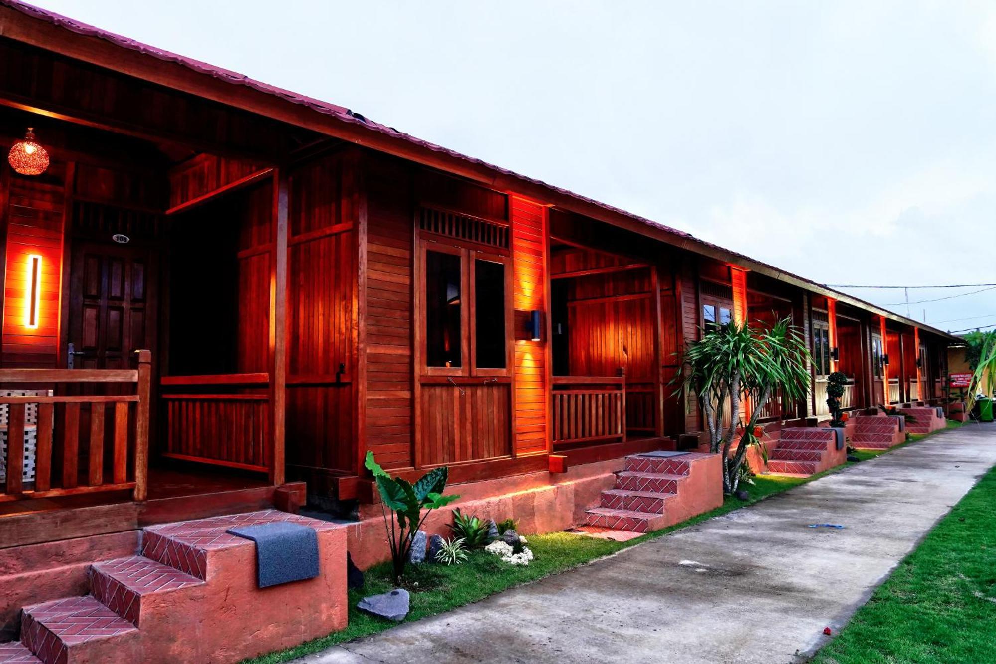 Wisma tamu Newly Constructed Serene Timber Retreat! Perfect Location For Long Term Nusa Dua (Bali)